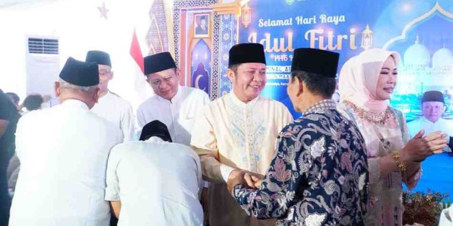 Gubernur Sumsel Herman deru dan keluarga menggelar open house di kediaman pribadinya di Belitang OKU Timur, Kamis (3/4/2025). Foto: Humas Pemprov Sumsel.