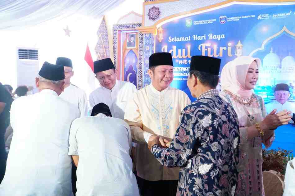 Gubernur Sumsel Herman deru dan keluarga menggelar open house di kediaman pribadinya di Belitang OKU Timur, Kamis (3/4/2025). Foto: Humas Pemprov Sumsel.