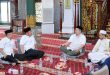 Gubernur Sumsel, Herman Deru tampak bercengkrama dengan ustaz Adi Hidayat di Masjid Agung, Palembang, Minggu (20/4/2025). Foto: Humas Pemprov Sumsel.