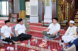 Gubernur Sumsel, Herman Deru tampak bercengkrama dengan ustaz Adi Hidayat di Masjid Agung, Palembang, Minggu (20/4/2025). Foto: Humas Pemprov Sumsel.