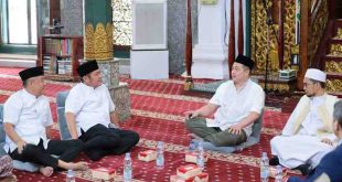 Gubernur Sumsel, Herman Deru tampak bercengkrama dengan ustaz Adi Hidayat di Masjid Agung, Palembang, Minggu (20/4/2025). Foto: Humas Pemprov Sumsel.