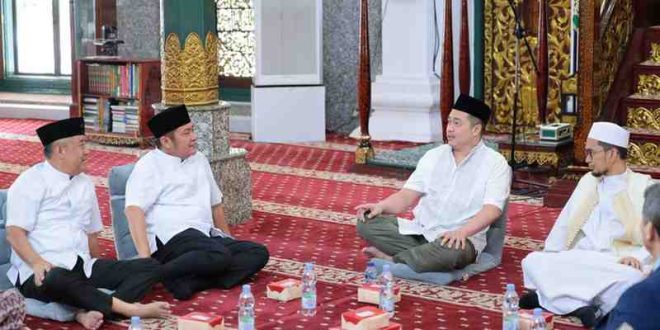 Gubernur Sumsel, Herman Deru tampak bercengkrama dengan ustaz Adi Hidayat di Masjid Agung, Palembang, Minggu (20/4/2025). Foto: Humas Pemprov Sumsel.