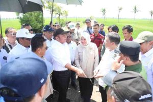 Gubernur Sumsl Herman Deru berdikusi dengan anggota Komisi IV DPR RI saat kunjungan ke Desa Srimenanti Kecamatan Tanjung Lago Kabupaten Banyuasin. Foto: Humas Pemprov Sumsel.