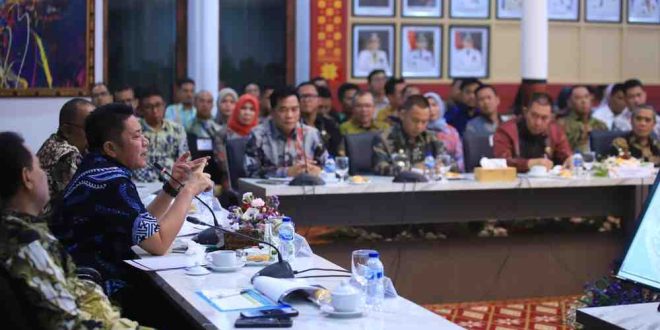 Gubernur Sumsel Herman Deru, Kamis (24/4/2025) malam memimpin Rakor Percepatan Pelaksanaan Kegiatan Optimalisasi Lahan (Opla) dan Cetak Sawah Tahun 2025 di Provinsi Sumsel. Foto: Humas Pemprov Sumsel.