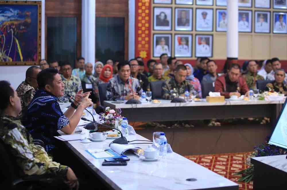 Gubernur Sumsel Herman Deru, Kamis (24/4/2025) malam memimpin Rakor Percepatan Pelaksanaan Kegiatan Optimalisasi Lahan (Opla) dan Cetak Sawah Tahun 2025 di Provinsi Sumsel. Foto: Humas Pemprov Sumsel.