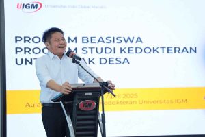 Gubernur Sumsel, Herman Deru saat memberikan sambutan pada pengenalan sekaligus sosialisasi Program Studi Kedokteran untuk Anak Desa UIGM di Kampus UIGM, Palembang, Senin (14/4/2025) pagi. Foto: Humas Pemprov Sumsel.