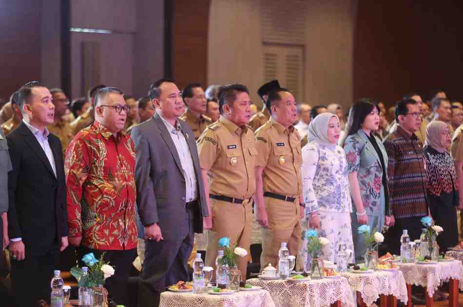 Gubernur Sumsel Herman Deru didampingi Wagub Cik Ujang membuka kegiatan Musyawarah Perencanaan Pembangunan (Musrenbang) Tahun 2025 dalam rangka Penyusunan RKPD Provinsi Sumsel Tahun 2026 di Ballroom Hotel Novotel Palembang, Senin (28/4/2025). Foto: Humas Pemprov Sumsel.