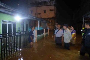 Walikota Palembang, Ratu Dewa menyusuri kawasan Jalan Sultan Mahmud Badaruddin, guna mengetahui titik masalah banjir, Senin (14/4/2025) malam. Foto: Kominfo Palembang.