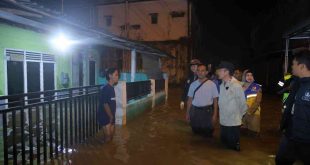 Walikota Palembang, Ratu Dewa menyusuri kawasan Jalan Sultan Mahmud Badaruddin, guna mengetahui titik masalah banjir, Senin (14/4/2025) malam. Foto: Kominfo Palembang.