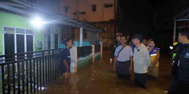 Walikota Palembang, Ratu Dewa menyusuri kawasan Jalan Sultan Mahmud Badaruddin, guna mengetahui titik masalah banjir, Senin (14/4/2025) malam. Foto: Kominfo Palembang.