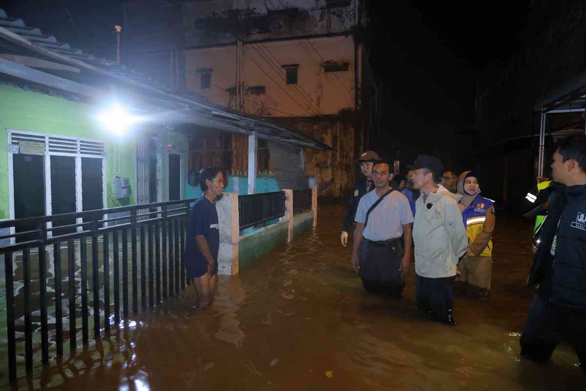 Walikota Palembang, Ratu Dewa menyusuri kawasan Jalan Sultan Mahmud Badaruddin, guna mengetahui titik masalah banjir, Senin (14/4/2025) malam. Foto: Kominfo Palembang.