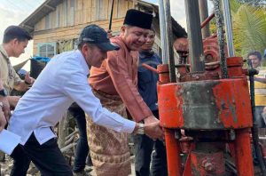 Gubernur Sumsel, Herman Deru dan Walikota Palembang, Ratu Dewa menandai dimulainya pembangunan jalan di Gandus, Selasa (29/4/2025). Foto: Humas Pemprov Sumsel.