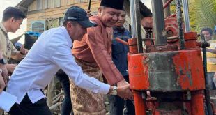Gubernur Sumsel, Herman Deru dan Walikota Palembang, Ratu Dewa menandai dimulainya pembangunan jalan di Gandus, Selasa (29/4/2025). Foto: Humas Pemprov Sumsel.