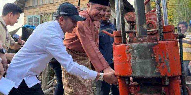 Gubernur Sumsel, Herman Deru dan Walikota Palembang, Ratu Dewa menandai dimulainya pembangunan jalan di Gandus, Selasa (29/4/2025). Foto: Humas Pemprov Sumsel.