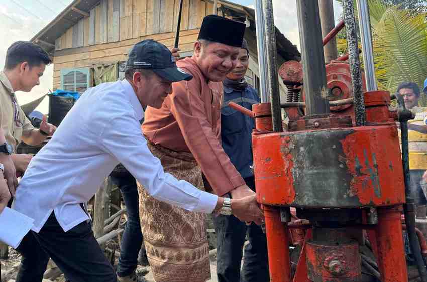 Gubernur Sumsel, Herman Deru dan Walikota Palembang, Ratu Dewa menandai dimulainya pembangunan jalan di Gandus, Selasa (29/4/2025). Foto: Humas Pemprov Sumsel.