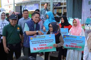 Walikota Palembang, Ratu Dewa melaunching program modal usaha bagi pelaku usaha mikro di Kota Palembang Minggu (27/4/2025) pagi, Foto: Kominfo Palembang.