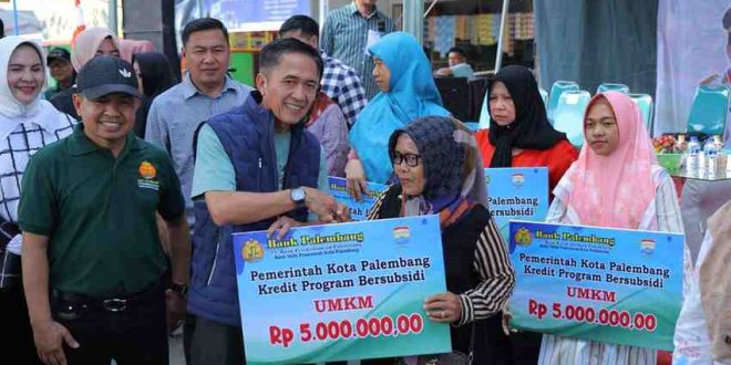 Walikota Palembang, Ratu Dewa melaunching program modal usaha bagi pelaku usaha mikro di Kota Palembang Minggu (27/4/2025) pagi, Foto: Kominfo Palembang.