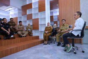 Walikota Palembang, Ratu Dewa saat meninjau ruang rumah dinas walikota. yang dijadikan sebagai ruang publik, Selalsa (29/4/2025). Foto: Kominfo Palembang.