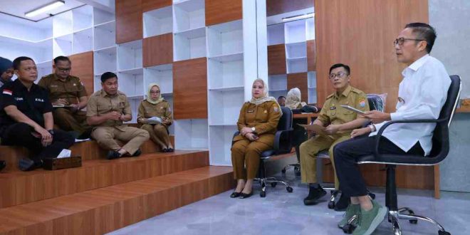 Walikota Palembang, Ratu Dewa saat meninjau ruang rumah dinas walikota. yang dijadikan sebagai ruang publik, Selalsa (29/4/2025). Foto: Kominfo Palembang.