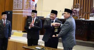 Ketua DPRD Sumsel, Andie Dinialdie meyerahkan rekomendasi DPRD Sumsle terhadap LKPJ Gubernur Sumsel TA 2024, Senin (28/4/2025). Foto: Humas Pemprov Sumsel.
