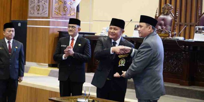 Ketua DPRD Sumsel, Andie Dinialdie meyerahkan rekomendasi DPRD Sumsle terhadap LKPJ Gubernur Sumsel TA 2024, Senin (28/4/2025). Foto: Humas Pemprov Sumsel.