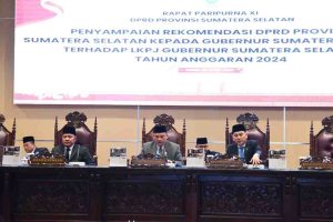 Gubernur Sumsel Herman Deru, Ketua DPRD Sumsel, Andie Dinialdie, dan Wakil Ketua DPRD Sumsel, Nopianto saat rapar paripurna DPRD Sumsel tentang rekomendasi DPRD terhadap LKPJ Gubernur Sumsel TA 2024, Senin (28/4/2025). Foto: Humas Pemprov Sumsel.