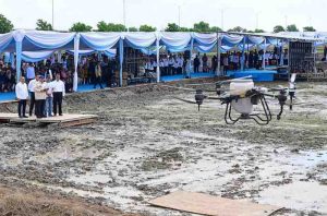 Drone yang dikendalikan Presiden Prabowo Subianto menebar benih padi di lahan rawa, Rabu (23/4/2025). Foto: Humas Pemprov Sumsel.