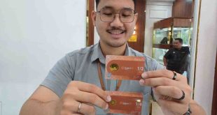 Pegawai Galeri 24 Pegadaian Palembang, di Kompleks Palembang Square (PS) Mall memperlihatkan dinar yang mulai dilirik warga untuk investasi, Rabu (23/4/2025). Foto: Sumselheadline/Pitria.