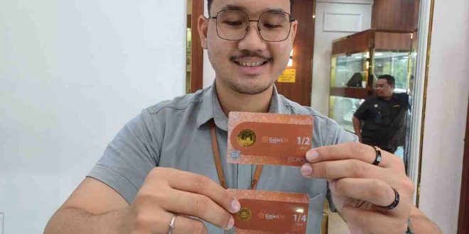 Pegawai Galeri 24 Pegadaian Palembang, di Kompleks Palembang Square (PS) Mall memperlihatkan dinar yang mulai dilirik warga untuk investasi, Rabu (23/4/2025). Foto: Sumselheadline/Pitria.