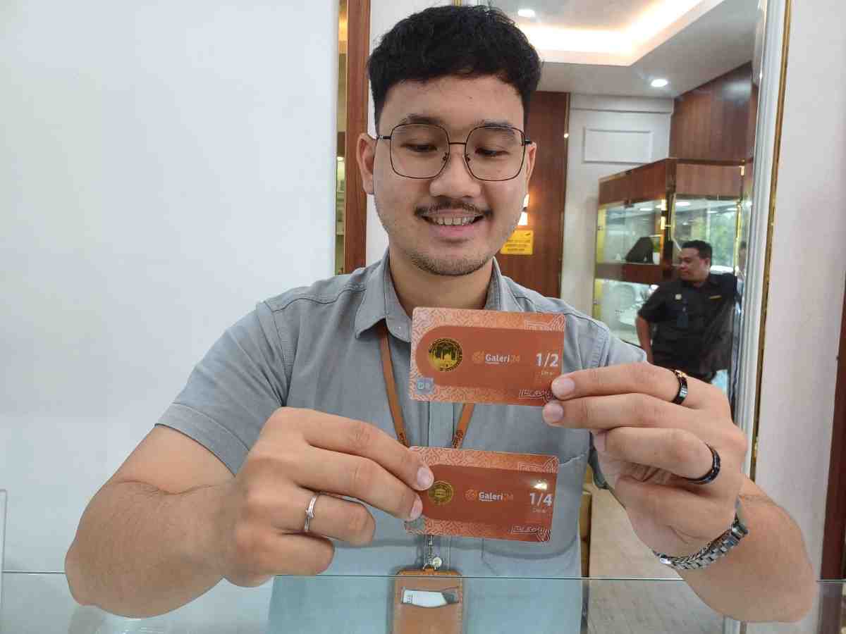Pegawai Galeri 24 Pegadaian Palembang, di Kompleks Palembang Square (PS) Mall memperlihatkan dinar yang mulai dilirik warga untuk investasi, Rabu (23/4/2025). Foto: Sumselheadline/Pitria.
