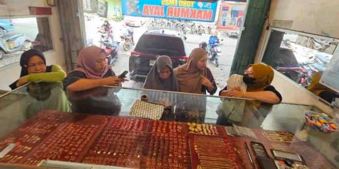 Suasana pembelian emas di Toko Emas Makmur Jaya, Palembang. Foto: Dok Sumselheadline/Pitria.