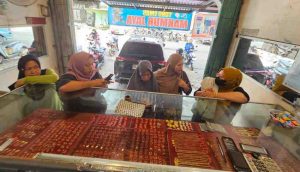 Suasana jual beli emas di Toko Makmur Jaya, Palembang. Dok Sumselheadline.