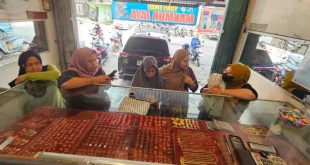 Suasana jual beli emas di Toko Makmur Jaya, Palembang. Dok Sumselheadline.