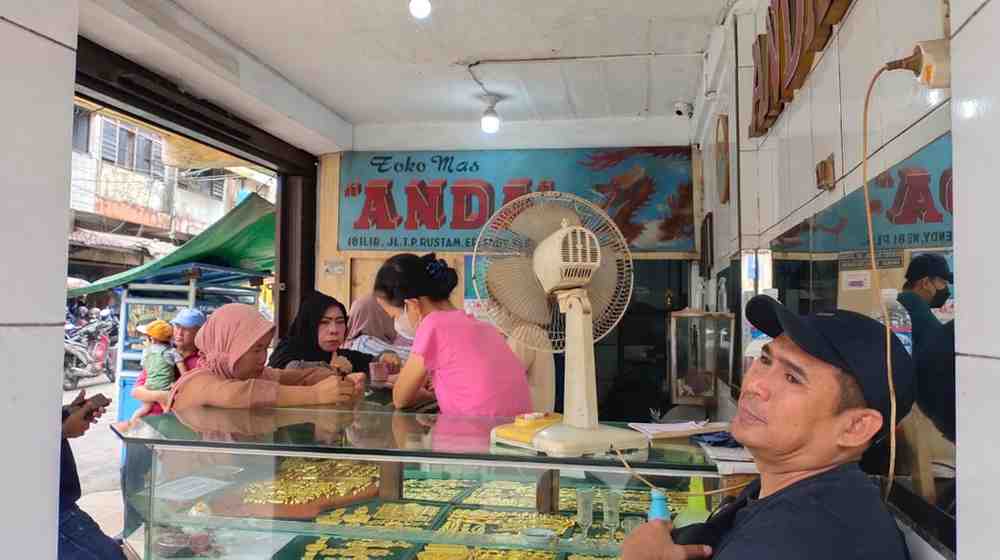 Suasana di Toko Emas Anda di Jl TP Rustam Effendi Palembang, Kamis (24/4/2025). Foto: Sumselheadline/Pitria.