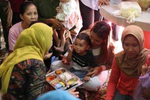 Ketua TP PKK Sumsel, Febrita Lustia mendampingi Menteri Kependudukan dan Pembangunan Keluarga/Kepala BKKBN, Dr Wihaji, S.Ag., M.Pd melakukan Pemberian Makanan Bergizi Gratis (MBG) untuk Ibu Hamil bertempat di Posyandu Mawar Komplek Walet Sultan Masyur Palembang, Selasa (15/4/2025). Foto: Humas Pemprov Sumsel.