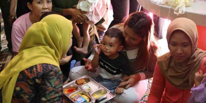 Ketua TP PKK Sumsel, Febrita Lustia mendampingi Menteri Kependudukan dan Pembangunan Keluarga/Kepala BKKBN, Dr Wihaji, S.Ag., M.Pd melakukan Pemberian Makanan Bergizi Gratis (MBG) untuk Ibu Hamil bertempat di Posyandu Mawar Komplek Walet Sultan Masyur Palembang, Selasa (15/4/2025). Foto: Humas Pemprov Sumsel.