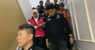 Fitrianti saat turun dari ruang penyidikan Kejari Palembang, Sel,asa (8/4/2025) malam. Foto: IST/starinti.
