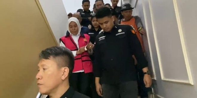 Fitrianti saat turun dari ruang penyidikan Kejari Palembang, Sel,asa (8/4/2025) malam. Foto: IST/starinti.