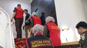 Tim penyidik Kejati Sumsel memasuki kantor Walikota Palermbang, Senin (14/4/2025), untuk melakukan penggeledahan. Foto: Sumselheadline/Pitria.