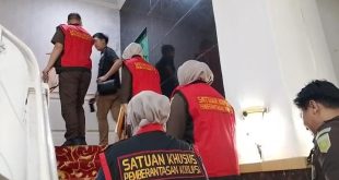 Tim penyidik Kejati Sumsel memasuki kantor Walikota Palermbang, Senin (14/4/2025), untuk melakukan penggeledahan. Foto: Sumselheadline/Pitria.