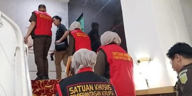 Tim penyidik Kejati Sumsel memasuki kantor Walikota Palermbang, Senin (14/4/2025), untuk melakukan penggeledahan. Foto: Sumselheadline/Pitria.