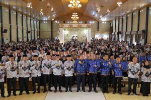 Walikota Palembang, Ratu Dewa menghadiri silaturahmi sekaligus pengukuhan pengurus dan 10 badan-badan PGRI Kota Palembang yang berlangsung di Gedung Graha KM 7, Kamis (17/4/2025). Foto: Kominfo Palembang.
