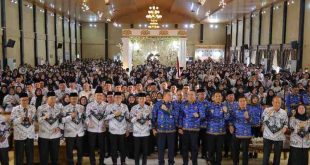 Walikota Palembang, Ratu Dewa menghadiri silaturahmi sekaligus pengukuhan pengurus dan 10 badan-badan PGRI Kota Palembang yang berlangsung di Gedung Graha KM 7, Kamis (17/4/2025). Foto: Kominfo Palembang.
