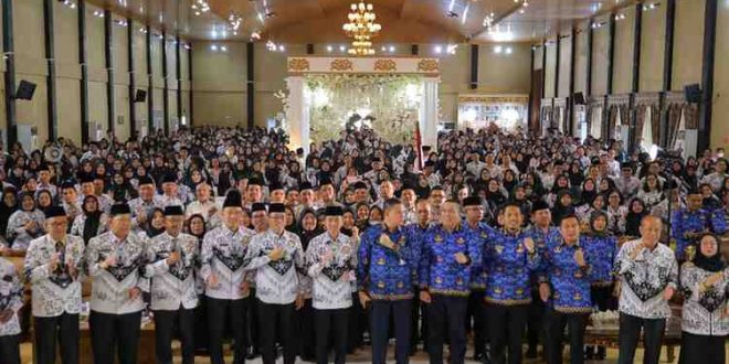 Walikota Palembang, Ratu Dewa menghadiri silaturahmi sekaligus pengukuhan pengurus dan 10 badan-badan PGRI Kota Palembang yang berlangsung di Gedung Graha KM 7, Kamis (17/4/2025). Foto: Kominfo Palembang.