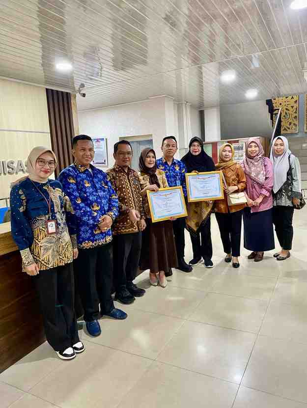 Mewakili Bupati Muba, Plt Asisten Pemerintahan dan Kesejahteraan Rakyat Dr. Ardiansyah S.E, M.M menerima predikat Pelayanan Prima Tingkat Nasional di Biro Organisasi Sekretariat Daerah Propinsi Sumsel, Jumat 25/4/2025. Foto: Kominfo Muba.