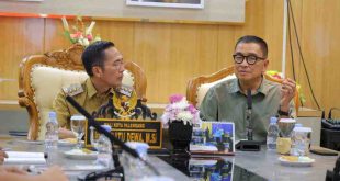 Walikota Palembang, Ratu Dewa saat menerima Helmi Yahya yang menawarkan program City Branding, Selasa (15/4/2025). Foto: Kominfo Palembang.