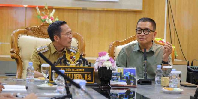 Walikota Palembang, Ratu Dewa saat menerima Helmi Yahya yang menawarkan program City Branding, Selasa (15/4/2025). Foto: Kominfo Palembang.