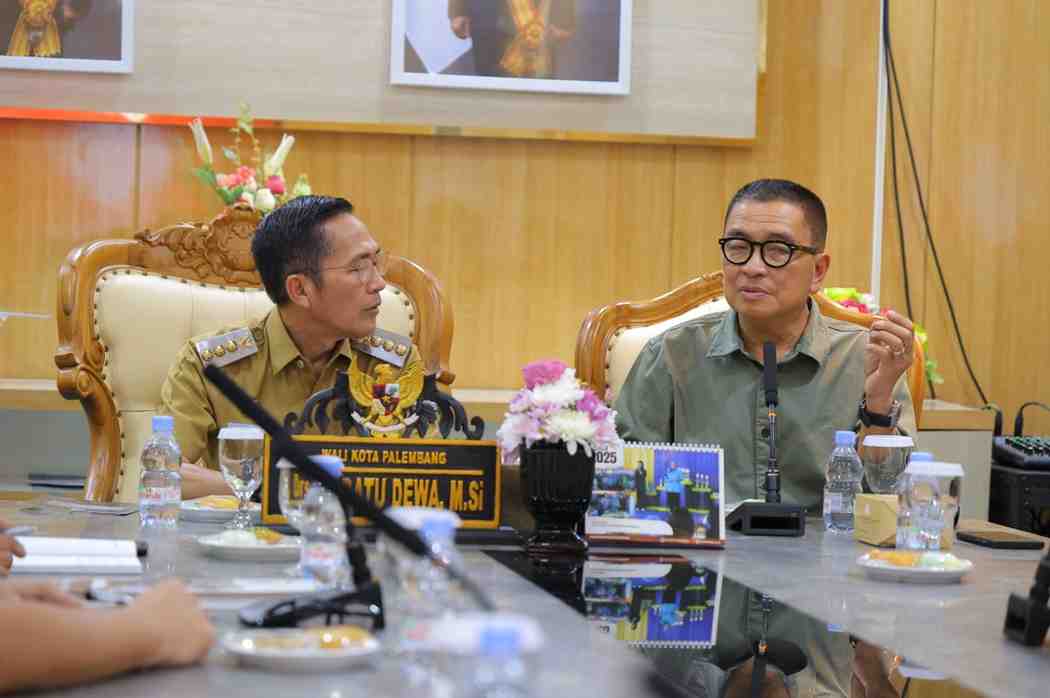 Walikota Palembang, Ratu Dewa saat menerima Helmi Yahya yang menawarkan program City Branding, Selasa (15/4/2025). Foto: Kominfo Palembang.