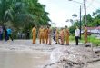 Wabup Muba, Rohman bersama tim meninjau jalan rusak yang menghubungkan Kota Sekayu ke perbatasan Kabupaten Pali. Foto: Kominfo Muba.