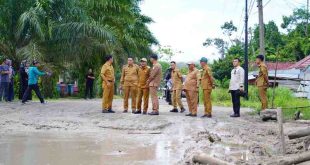 Wabup Muba, Rohman bersama tim meninjau jalan rusak yang menghubungkan Kota Sekayu ke perbatasan Kabupaten Pali. Foto: Kominfo Muba.